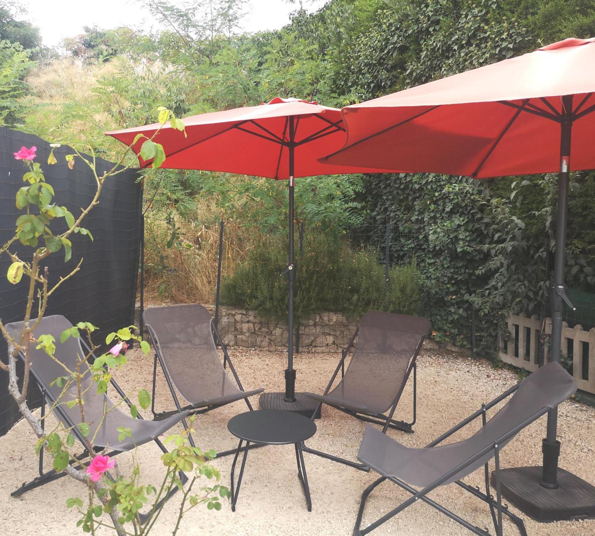 Jardin Clos: Tranquil Retreat With Private Parking Apartment *