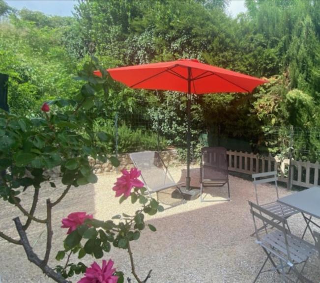Jardin Clos: Tranquil Retreat With Private Parking *